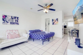 Sunny Ocean Dr Condo, w/2 Queen Beds, South Beach